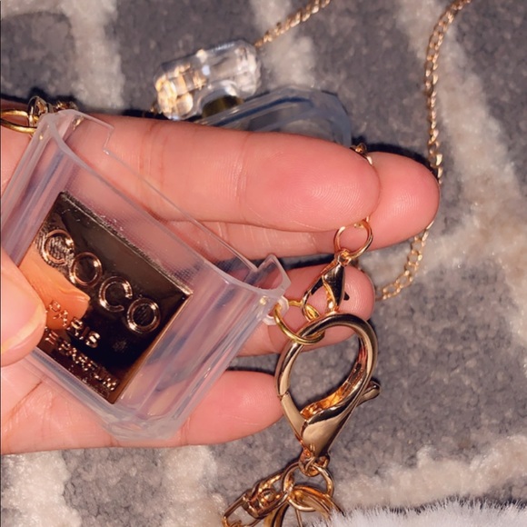 Clear AirPod case - Picture 2 of 5